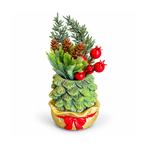 20 cm-es dísznövény kis fával, asztali karácsonyi dekoráció tobozokkal, piros bogyókkal és domború masnival, 2 változatban: piros és arany