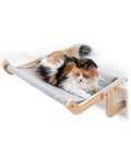 Letto pensile da finestra per gatti Puppy Lovers 45x37cm con gatto tricolore che si rilassa, struttura in legno naturale e tessuto grigio