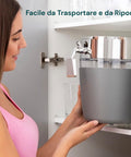 Contenitore bevande Avilia facile da trasportare e riporre, donna in cucina con mobile aperto, design pratico e funzionale