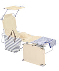 Lettino da sole beige con accessori completi: borsa a righe, cappello, telo e parasole regolabile per relax completo al mare