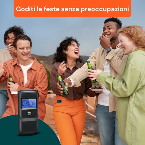 Gruppo di amici felici che festeggiano con etilometro portatile sul tavolo per controllo alcol responsabile durante le feste