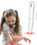 Bambina che utilizza un dispositivo lenitivo elettronico per punture di insetti, con tecnologia a calore per alleviare prurito e fastidio - dispositivo Avilia portatile per uso domestico e da viaggio